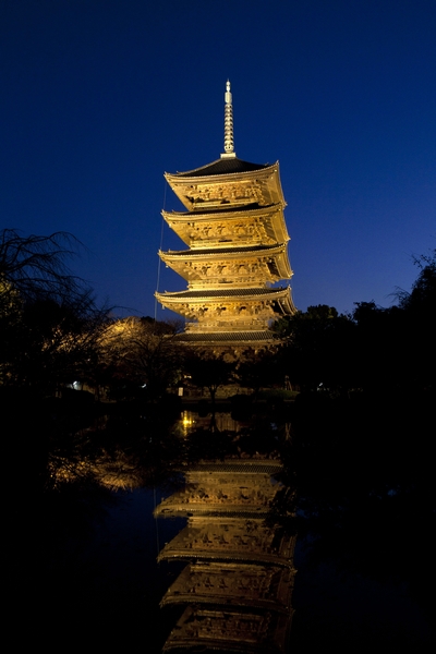 東寺 五重塔でled照明 Led投光器 によるライトアップ開始 東芝ライテック 株